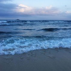 the waves are coming in to the beach