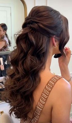 Hairstyles For 15 Party, Half Up Half Down Hairstyles Elegant, Haïr Style For Engagement Bride, Bridal Hair Half Up Half Down With Veil, Hairstyles For Party Night Elegant, Baraat Hairstyles, Hair Styles For Engagement Brides, Black Dress Hairstyles, Wavy Hairstyles For Wedding