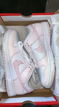 Pretty Sneakers, White Nike Shoes, All Nike Shoes, Shoes Outfit Fashion, Fresh Shoes, Pink Nike