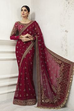 Buy The latest Pakistani Wedding Maroon Red Saree Dress in premium quality Chiffon fabric adorned with Embroideries and Embellishments. Fast Shipping. Red Sari, Saree Ideas, Designer Sarees Wedding, Red Bridal Dress, Fancy Sarees Party Wear, Saree Designs Party Wear, Pakistani Bridal Dresses, Maria B, Party Kleidung