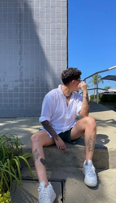 Poses Aesthetic Hombre, Guy Poses Photography, Boys Valentines Shirt, Male Outfits Aesthetic, Outfit Latina, Pretty Summer Outfits, Aesthetic Male Outfits, Fashion Teenage School