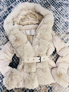 Women faux fur winter coat, sizes 1xS, 2xM, 1xL, 1xXL Cute Fur Coat, Cute Winter Jackets Aesthetic, White Fluffy Jacket Outfit, Y2k Winter Jacket, Coat Ideas For Women, Russian Jacket, Winter Outfit Coat, Winter Fur Outfits, Fancy Winter Outfits