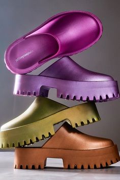 Platform Mules Outfit, Styling Mules, Clog Fashion, Bold Shoes, Funky Shoes, Shoe Design, Soft Shoes