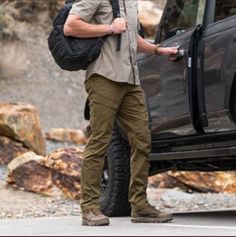 Men Trekking Outfit, Urban Tactical Outfit, Aura Clothing, Hiking Outfit Aesthetic, Dark Jeans Outfit, Outdoorsmen Style, Trekking Outfit, Mens Rugged