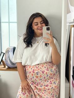 Midi Skirt Spring Outfit, White Oversized Tshirt, Spring Skirt Outfits, Curvy Casual Outfits, Plus Zise, Midi Skirt Spring, Pentecostal Fashion, Midi Skirt Outfit, Plus Size Summer Outfits