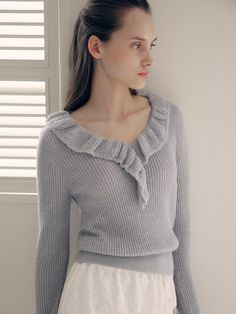 This frill collar knit top is perfect for adding a touch of loveliness to your outfit. It features frill detailing at the neckline and cuffs, exuding feminine mood.- Cropped length that makes your look stylish- Falls slimly on the body with an elastic waistband for a flattering fit- Versatile color for easy everyday wear without feeling burdensome Frill Collar, No Frills, Knit Top, Everyday Wear, Elastic, Collar, Knitting, Grey, How To Wear