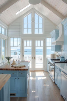 36 Chic Butcher Block Island Ideas for a Coastal Kitchen Kitchen For Beach House, Coastal Chic Interior Design Kitchen, Cute Beach House Interior, Kitchen With Ocean View, Rustic Beach House Kitchen, Coastal House Kitchen, Coastal House Ideas, Beach House Kitchen Ideas