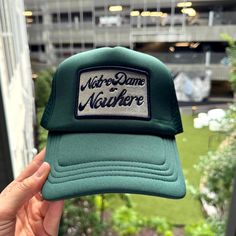 Notre Dame oder Nirgendwo Trucker Cap Grün 5 Paneele Polyester mit Netzrücken Druckknopfverschluss 60cm Green Trucker Hat, Casual Green Customizable Trucker Hat, Cheap Green Six-panel Trucker Hat, Retro Green Trucker Hat, Adjustable Green 5-panel Trucker Hat, Military Green Trucker Hat, Snap Backs, Trucker Cap, Notre Dame