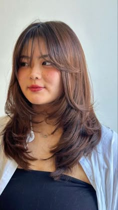 Cute Wispy Bangs, Wispy Bangs Round Face, Wispy Bangs Hairstyles, Medium Hair Round Face, Round Face Hairstyles Long, Hair Styles For Round Faces, Bangs For Round Face