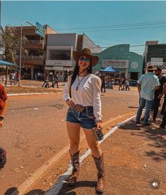 Outfit Bota Vaquera, Texas Girl Outfits, Brown Cowgirl Boots Outfit, Ootd Vaquero, Leather Shorts Outfit, Western Womens Fashion, Brown Cowgirl Boots