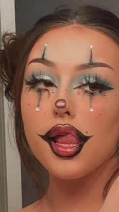 Maquillage Halloween Simple, Cute Clown Makeup, Halloween Makeup Clown, Halloweenský Makeup, Holloween Makeup, Cute Halloween Makeup, Halloween Makeup Pretty, Cool Halloween Makeup, Halloween Eye Makeup