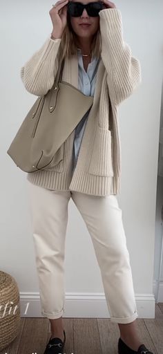 Off White Pants Outfit, Cream Outfits For Women, Ecru Jeans Outfits, Chinos Women Outfit, Frühling Outfit, Jeans Styling