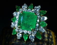 The Kentucky: Impressive Emerald Ring with emeralds and diamonds Filigree Jewelry, Antique Engagement Rings, Filigree Ring, All That Glitters, Emerald Ring, Antique Rings, Jewelry Lover, Round Brilliant Cut Diamond, Brilliant Cut Diamond