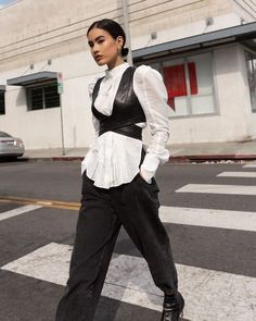 Harness Fashion Women, Leather Harness Outfit, Classy Vintage Outfits, Classy Vintage, Elegante Casual, 가을 패션