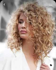 Shakira Curly Hair, Naturally Curly Shag Haircut, Curly Hair Work Styles, Short Natural Curls, Layer Cut, Blond Balayage, Blonde Curly Hair, Blonde Curls