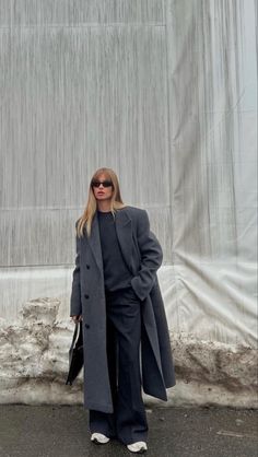 Long Grey Coat Outfit, Grey Coat Outfit Winter, Oversized Coat Outfit, Coat Outfits For Women, Grey Coat Outfit, Wool Coat Outfit, Mantel Outfit, Long Coat Outfit, Long Grey Coat