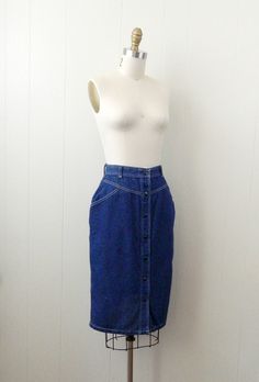 "~ 1970s denim skirt featuring, a high yoked waist lots of white top stitching belt loops on the waistband a pocket at each hip it snaps all the way down the front falls to just below the knee ~ of a mid weight, cotton denim in a dark blue ~ labeled \"Cheryl Tiegs\", (supermodel turned fashionista), this is tagged a size 8, measurements when laid out flat are: 12 1/4 inches at the waist 18 inches at the hip 25 inches from waist to hem ~ would best fit a size small to medium ~ in good, preworn, v Jeans Inspiration, Cheryl Tiegs, Sewing Jeans, Denim Pencil Skirt, Skirt Vintage, Style Skirt, Jeans Rock, Top Stitching, High Waisted Denim