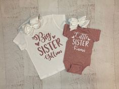 "White big sister shirt with rose gold glitter. Mauve bodysuit with white glitter. Both with personalized names! Bodysuit measurements (from company, if not sure, size up to be safe) *SEE ON A COMPUTER* (in inches)*NB* 6M** 12M**18M* 24M Body Width7.3* 8 ⅘* 9 ⅘** 10 11 ⅘ Body length10** 11 ⅘* 12 ⅘* 13 ⅘* 14 ⅘ {OPTIONS} Headband bow- one size only, stretchy. If you prefer the white or mauve/silver add a note with your order. {ADD ON} NEED AN EXTRA SHIRT? Purchase this link too: https://etsy.me/2G Personalized Pink Top For Spring, Personalized Pink Tops For Spring, Cute White T-shirt With Custom Name, Pink Matching Top For Gender Reveal, White Matching Set Tops, Personalized Fitted Pink Tops, Cute Personalized White Tops, White Short Sleeve Tops With Custom Name, Personalized White Top For Spring