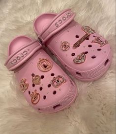 Crocs Pink Aesthetic, Custom Crocs Pink, Light Pink Crocs Aesthetic, Pink Croc Inspiration, Pink Glitter Crocs, Platform Crocs