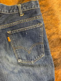 waist: 30" inseam: 32.5" Pre-washed 100% cotton orange tab, super rare! when shopping vintage denim, we recommend sizing up 2-3 sizes To find your vintage waist size take a pair of pants or shorts you already own and measure the waist straight across then double that number. If you measure 14” across, your vintage waist size will be 28”. This is how we come up with the waist measurements since the labeled size on vintage/pre-washed denim is rarely accurate. DM or email us for any questions or he Classic Dark Wash Pre-washed Bottoms, Medium Wash Pre-washed Cotton Bottoms, Faded Cotton Jeans With Belt Loops, Faded Cotton Jeans, Classic Washed Bottoms With Standard Cut Leg, Retro Washed Straight Leg Bottoms, Retro Straight Leg Washed Bottoms, Mid-rise Medium Wash Selvedge Bottoms, Mid-rise Selvedge Medium Wash Bottoms