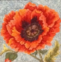 Poppy-A La O'Keefe, rug hooked by Vivily Powers Wool Rug Hooking, Hooking Rugs, Rug Hooking Pattern, Rug Hooking Designs, Hook Rugs, Primitive Rug Hooking, Needle Punching, Honey Bee Hives, Primitive Rug