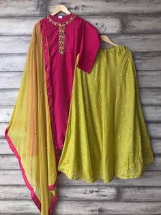 Mehndi Dresses Pakistani, Style Outfits Summer, Mehandi Outfits, Summer Vibes Aesthetic, Aesthetic Summer Outfits, Mehndi Dresses, Traditional Ira, Designer Aesthetic, Colour Contrast