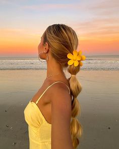 Summer Picture Poses, Clip Hairstyles, American Beauty, Flower Hair Clips, Beach Aesthetic, Beach Hair, Aesthetic Hair