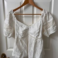 Never Worn, New With Tags Flowy Flowery Detail White Top White Dainty Top, Flowy Tops Outfit, Flowy White Top, White Flowy Shirt, Flowery Tops, Floral Puff Sleeve Top, Cute White Tops, Silver Sequin Top, White Flowy Top