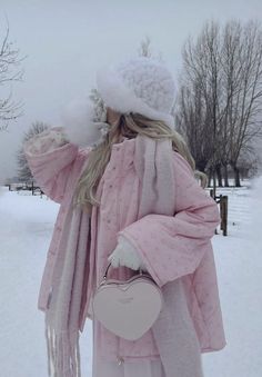 Feminine Winter Outfits, Different Body Sizes, Outfit Looks, Pink Xmas, Two Friends, Platform Clogs, Polo Top