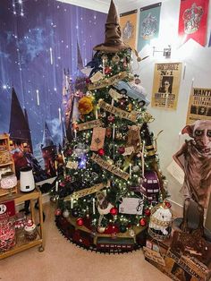 a harry potter christmas tree in the corner of a room with hogwarts decorations