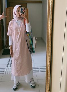 Modest Muslim Outfits, Japan Street Fashion, Ootd Hijab Simple, Muslim Outfit, Rok Outfit, Hijab Simple, Japan Fashion Street, Muslim Style, Hijab Fashionista