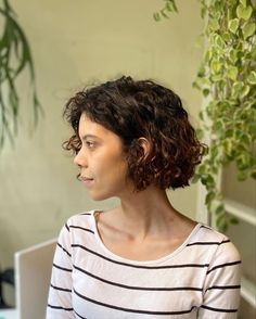 Jaw Length Curly Hair, French Curly Bob, Curly Hair Bob Naturally, French Bob Curly Hair, Curly French Bob, Bob Haircut Black Hair, Bob Curly Hair, Chop Salad, Natural Bob