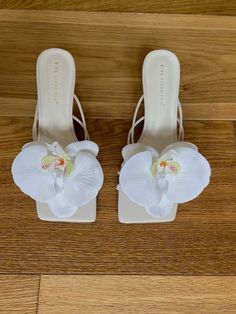 Handmade orchid heels perfect for a special occasion White Heels Flowers, Sony A6500, Jamaica Trip, Footwear Ideas, Avant Garden, Slippers Heels, Flower Heels, Womens Pumps, Heels Sneakers