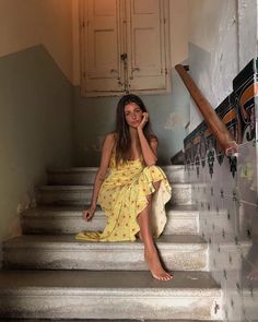 Daniella Jones, Folklore Love Triangle, Shotting Photo, Sitges, Mellow Yellow, Photoshoot Poses