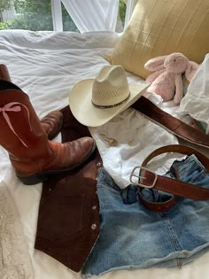 Traje Cowgirl, Miley Stewart, Cowboy Aesthetic, Country Summer, Western Life, Cowgirl Aesthetic, Rodeo Outfits, Western Girl, Country Concerts