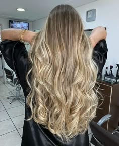 Oásis Cabelo & Arte on Instagram: "Loiro com raiz natural ✨ Agendamentos e informações pelo WhatsApp (19) 99737-1993 . . . #loira #loiro #loiras #blonde #blondehair #newhair #hairstyle #newhair #haircut #instahair #hair #beleza #sp #sbo #americanasp #santabarbaradoeste #limeira #sumare #piracicaba #novaodessa #campinas #cabelo #oasiscabelos" Teasy Lights Blonde, Vanilla Blonde Balayage, Balage Hair, Vanilla Blonde, Root Smudge, Summer Blonde Hair, Blond Balayage, Brunette Hair With Highlights, Balayage Blonde