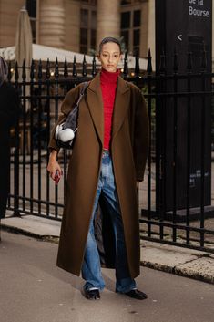 Paris Street Style Winter, Brown Sweater Outfit, Street Fashion Paris, Red Sweater Outfit, Paris Couture Week, Minimalist Street Style, Cold Fashion, Winter Sweater Outfits