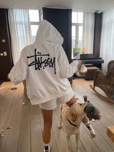 I post fashion inspo, but if you can check out my embroidered sweatshirts I would appreciate the support :) they're super cute for events, casual wear, and for gifts! Stussy Hoodie, Back To School Fits, Foto Tips, Basic Fits, Rich Kids, Stockholm Fashion, Fall Fits, Hoodie Outfit, Look At You