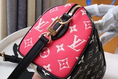 Description   L.V Speedy Bandoulière 20 Monogram Empreinte Black/White/Pink For Women, WoHandbags 8.1in/21cm LV M46088  Rep 1:1      The Speedy Bandoulière 20 handbag looks amazing in Monogram Empreinte with the pattern embossed then printed on the cowhide. The distinctive design and rolled top handles are clearly inspired by the House’s travel legacy. The bag’s sides are in a contrasting colored. It’s signed with a L.V Paris name tag.      20.5 x 13.5 x 12 cm / 8.1 x 5.3 x 4.7 inches (Length x height x width)     Black / White / Pink  Microfiber lining  Gold-color hardware  Double-zipped closure  Padlock  Inside flat pocket  Strap: Removable, adjustable  Handle: Double   –  Includes box, dust bag.  –  This product is of the best quality. Lv Speedy Bandouliere, Baby Tote Bag, Louis Vuitton Paris, Louis Vuitton Speedy Bandouliere, Lv Speedy, Burberry Shoes, Bottega Veneta Shoulder Bag, Black White Pink, Evening Clutch Bag