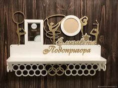 a white shelf with some items on it and a wooden wall behind it that says, espaderia do pompepa