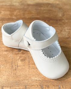 The closure of the shoes is a button, ideal for babies that are not walking yet. Girl Shoes Any variations in color or texture within this product are nor irregularities, but rather a result of the unique production process. 100% leather Made in Spain Final sale, no exchanges nor returns are available EU16: 10.5 cm or 4 1/8" EU17: 11 cm or 4 1/4" EU18: 11.5 cm or 4 1/2" EU19: 12 cm or 4 3/4" EU20: 12.5 cm or 4 7/8" Soft Sole Closed Toe Mary Janes For Playtime, Classic Mary Janes With Soft Sole And Closed Toe, Closed Toe Mary Janes With Soft Sole For Playtime, Soft Sole Closed Toe Mary Janes, Classic Mary Janes With Soft Sole, Cream Closed Toe Leather Shoes With Leather Sole, Cute Leather Closed Toe Booties, Cream Leather Shoes With Leather Sole And Closed Toe, Cream Leather Shoes With Leather Sole