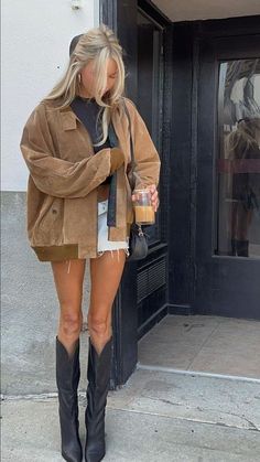 Janae Roberts, Nashville Fall, Cowgirl Boots Outfit, Look Adidas, Estilo Indie, Nashville Outfits, Cold Outfits, Miniskirt Outfits