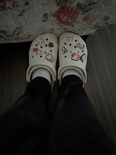 Crocs School Outfits, Y2k Crocs Outfit, Bone Color Crocs With Charms, White Croc Jibbitz Ideas, Croc Themes, Crocs With Jibbitz Ideas, Crocks Shoes Outfit Women, White Crocs With Jibbitz, White Crocs Jibbitz Ideas