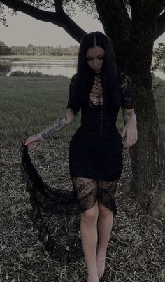 Black Lace Dress Goth, Elegant Goth Outfits, Glam Goth Fashion, Metalhead Girl Outfits, Romantic Goth Outfits, Feminine Goth, Goth Outfit Inspo, Minimalist Goth, Traditional Goth