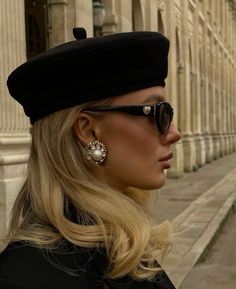 Paris aesthetic parisian style outfits ideas aesthetic inspirations estivi fashion autumn vibes barrett hat Old Money Hairstyles, Beret Outfit, Hair To One Side, Paris Outfits, Old Money Style, Outfits With Hats, Looks Chic, Latest Hairstyles, Mode Vintage