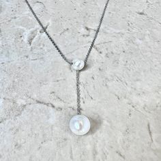 Sterling silver pearl lariat pendant necklace featuring 2 genuine round white freshwater pearls. The larger pearl measures approximately 8.5-9 mm. L: Chain is 18 inches long. Birthstone: June. Condition: Excellent, Brand New. - 14 day return policy, no questions asked. - Free insured shipping in the US. - International shipping available. Note: All items have been appraised and inspected by a jewelry specialist and certified gemologist (GIA GG). All diamond and gemstone gradings are done under G White Drop Lariat Necklace With Pearl Drop, Silver Lariat Necklace With Pearl Drop, Silver Minimalist Lariat Pearl Necklace, Minimalist Silver Lariat Pearl Necklace, Minimalist Silver Lariat Necklace With Pearl Chain, Sterling Silver Lariat Pearl Necklace With Pendant, Minimalist White Lariat Pearl Necklace, White Pearl Pendant Lariat Necklace, Silver Lariat Necklace With Pearl Pendant