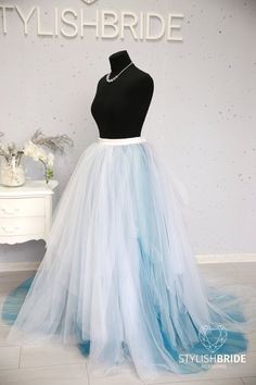 a blue and white tulle skirt is on display in front of a sign that says stylishbride