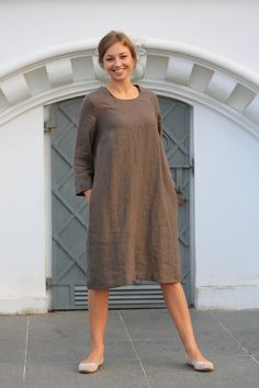 "Handcrafted Oeko-Tex Standard certified 100% European linen dress ideal for everyday wear. Perfect for springtime or chilly summer days. Always dress to kill! Neckline: round Length: ±41\"/105cm (we can make adjustments) Sleeve length: 3/4 Pockets: side seam Details: *Colour shown: wood brown/ navy blue *Model is wearing size M *Medium weight *Maternity-friendly *Relaxed fit *Not-ironed (and no need to) *Handmade by @LinenCloud Easy care: - Machine wash gentle - Wash seperately or with similar Linen Dress With Pockets For Workwear, Brown Linen Dresses With Pockets, Casual Flax Dresses With Pockets, Linen Workwear Dress With Side Pockets, Casual Linen Work Dress With Side Pockets, Workwear Linen Dress With Side Pockets, Casual Workwear Linen Dress With Side Pockets, Spring Linen Midi Dress With Pockets, Daywear Linen Dress With Slip Pockets