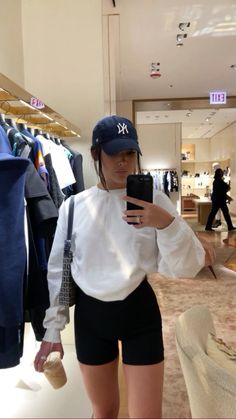 White sweater, gym fit, casual , blue hat Midsize Summer, Hijab Summer, Outfits Hijab, Foto Tips, Outfits Black, Looks Street Style, Cute Comfy Outfits, Sporty Outfits, 가을 패션