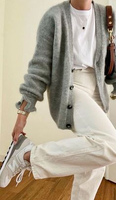 Ugg Outfit Ideas, Outfits With Grey Cardigan, Winter Footwear, Cardigan Outfit, Casual Outfit Inspiration, Versatile Shoes, Older Women Fashion, Uggs Outfit